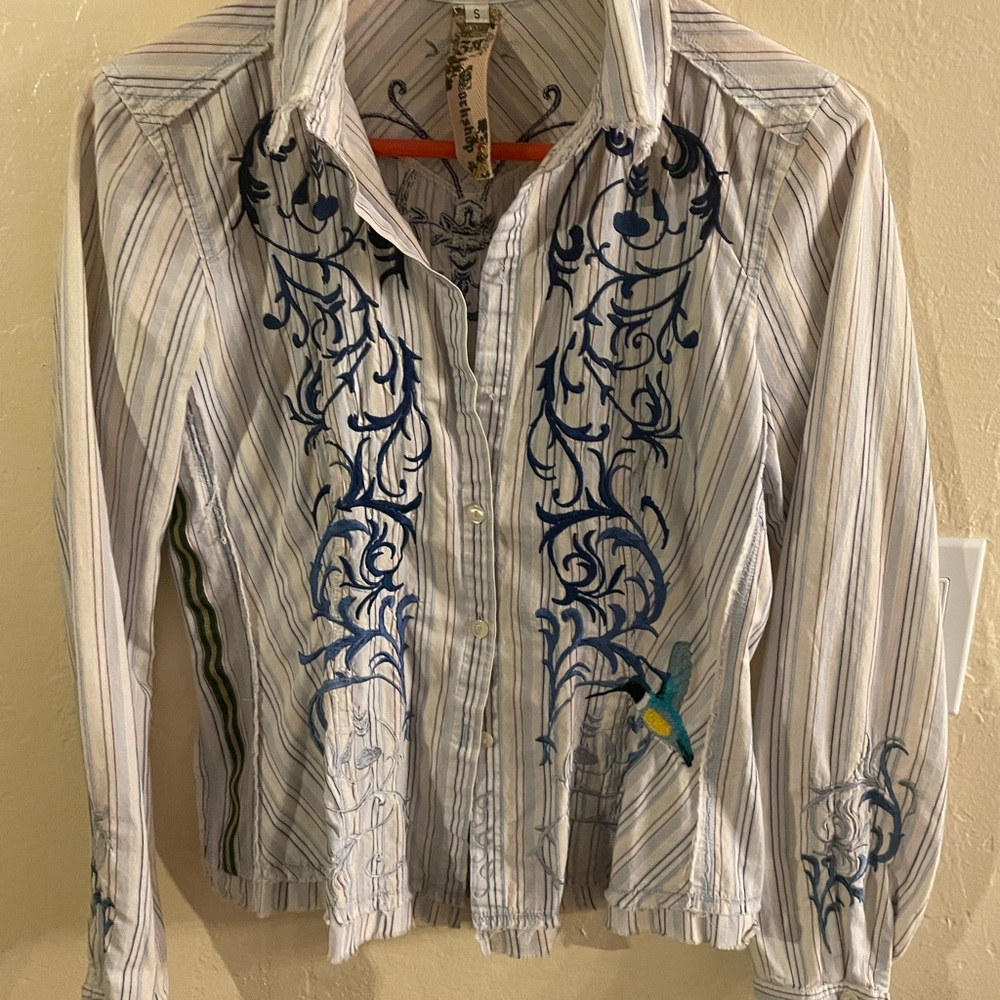 Johnny Was 3 J Workshop hummingbird embroidered, fitted button down shirt blouse